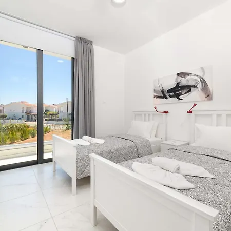 By The - Royal Sapphire Vilă Protaras