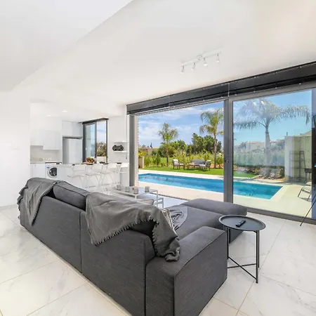 By The - Royal Sapphire Vilă